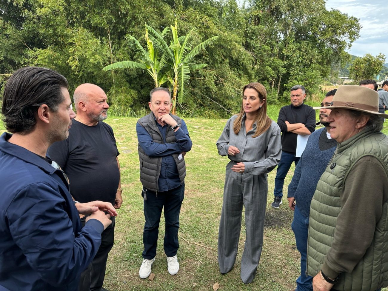 Foto mostra prefeita de Balneário Camboriú durante conversa com representantes da empresa responsável pela tecnologia