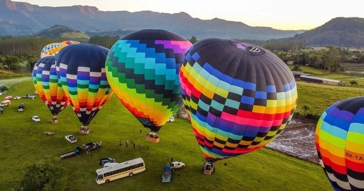 Foto de balões de ar quente para representar balonismo em Praia Grande