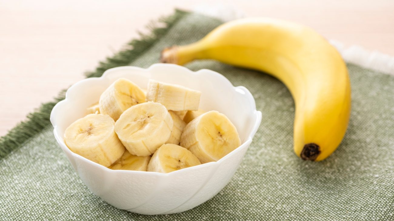 Além de adoçar naturalmente, a banana traz fibras, potássio e ajuda a dar a textura cremosa típica do brownie.

 - Canva/ND