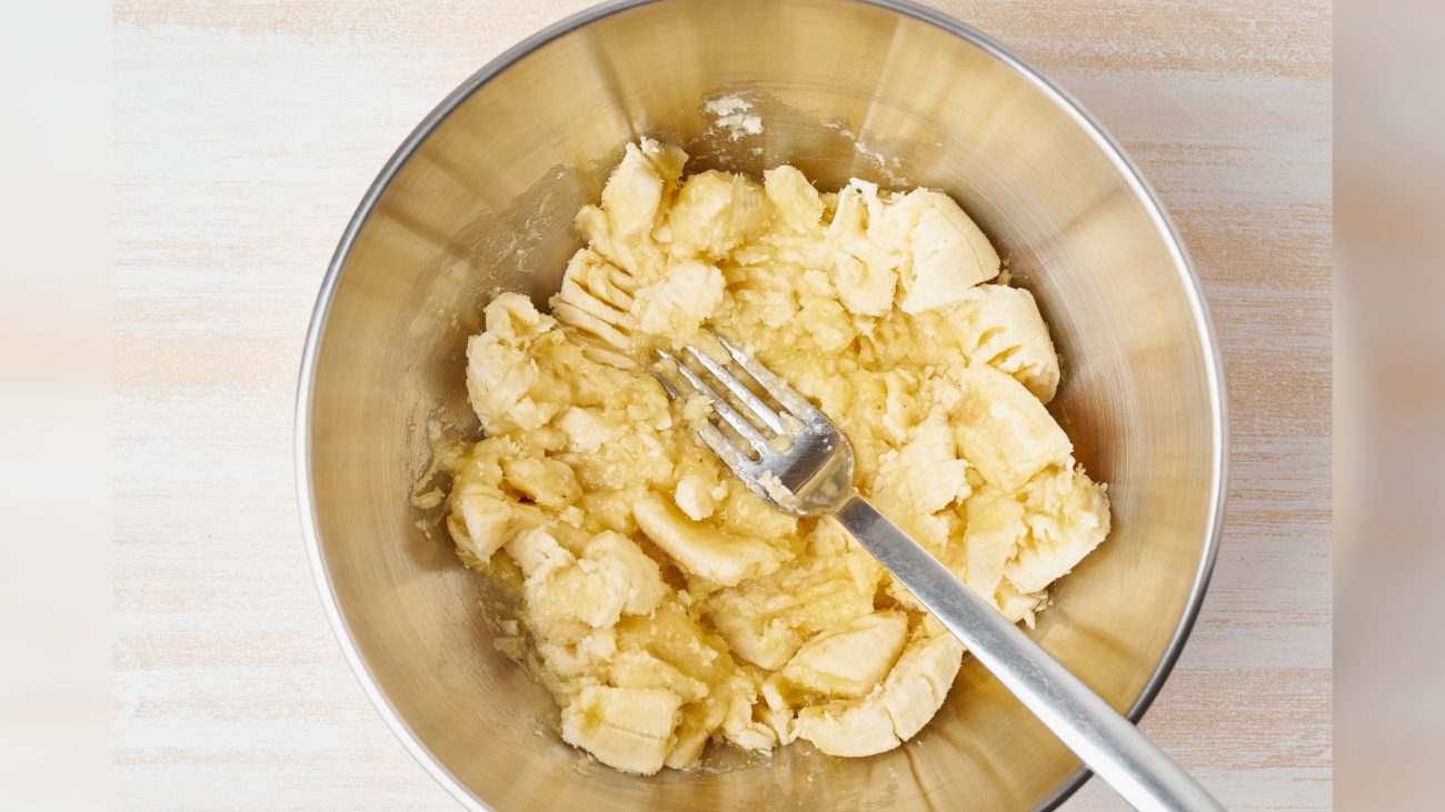 Banana: rica em potássio e naturalmente doce, ela evita o uso de açúcar refinado e ainda dá textura cremosa à massa. - Canva/ND