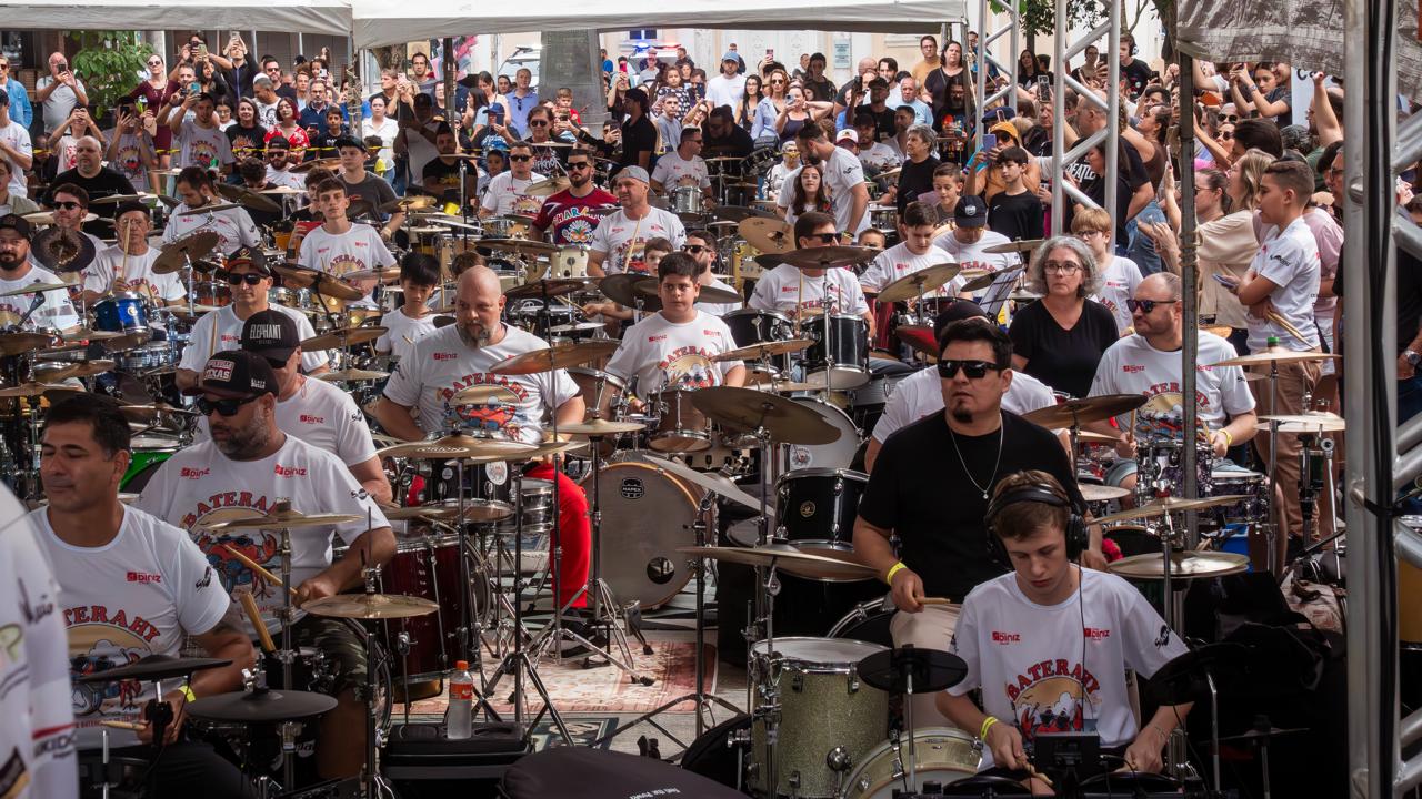 Foto mostra vários bateristas