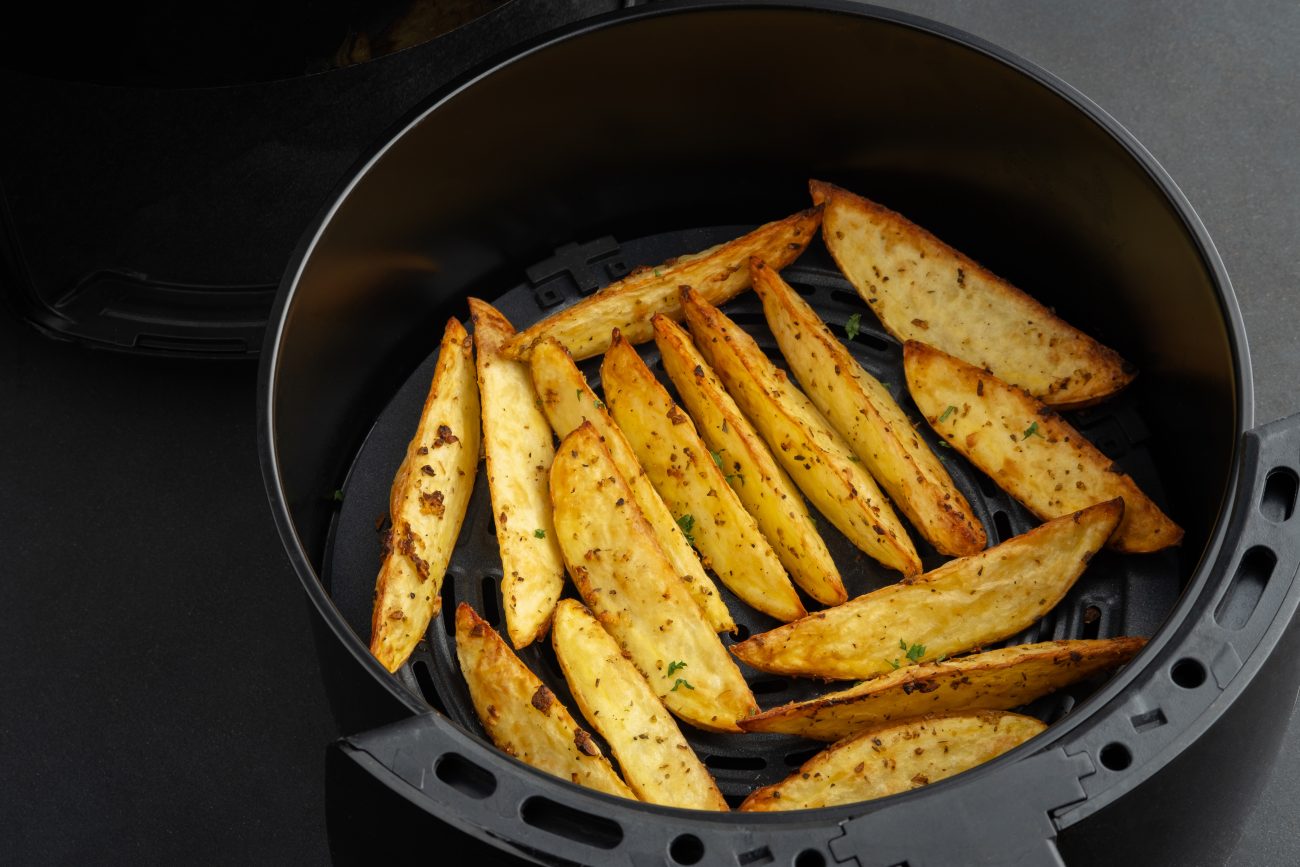 Batatas na air fryer, que podem soltar acrilamida
