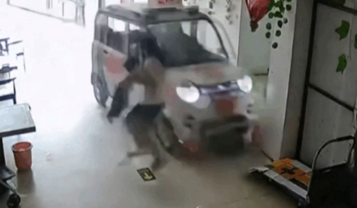 Irmã mais velha salva bebê de atropelamento