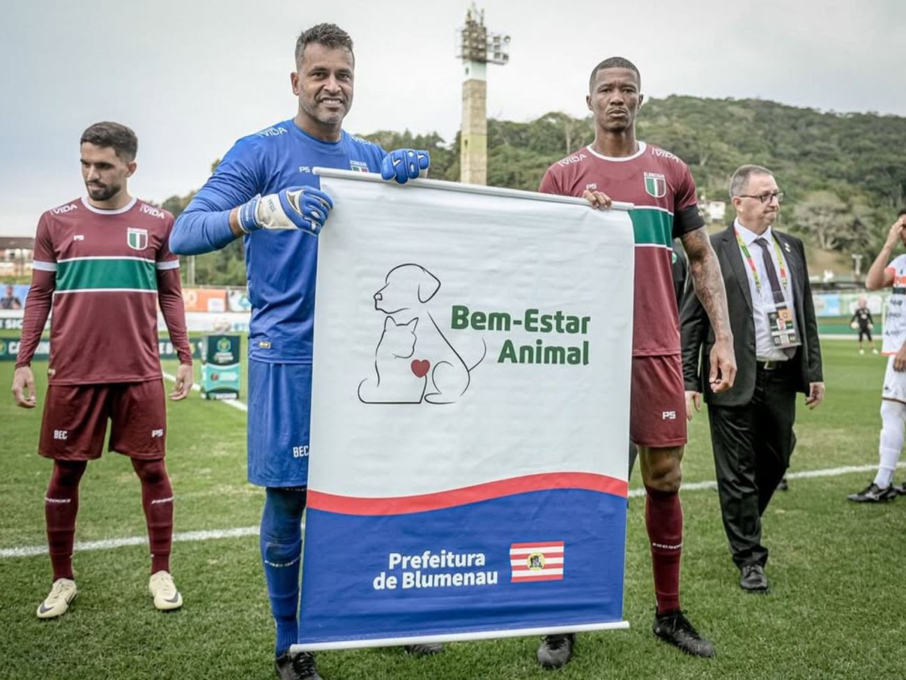 Blumenau Esporte Clube com o cartaz da campanha para adoção de cachorros idosos