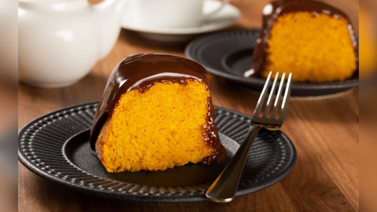 Imagem de bolos de cenoura com cobertura de chocolate por cima