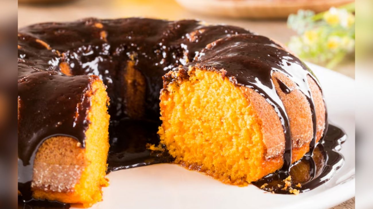 Imagem de bolos de cenoura com cobertura de chocolate por cima