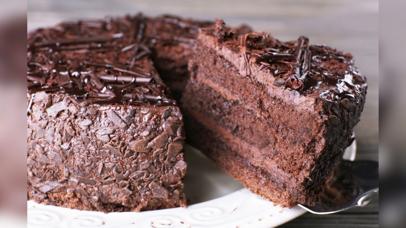Imagem de bolo de chocolate sem farinha e sem açúcar com cobertura e recheio