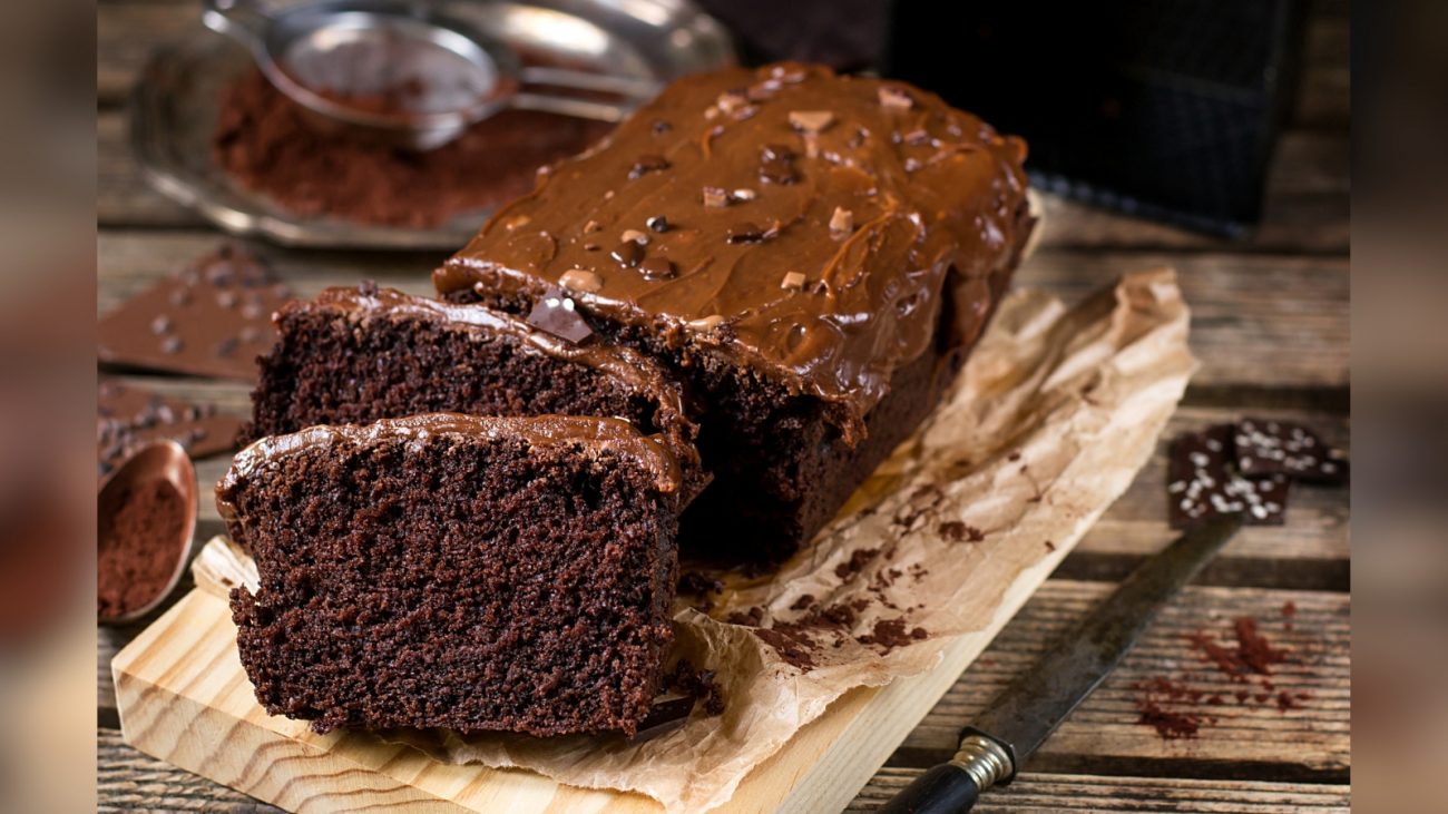Imagem de bolo de chocolate com calda de chocolate por cima de Tábua