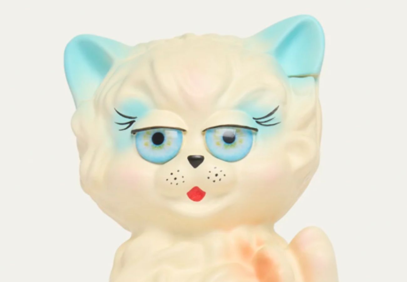 Foco no cara do gato que é a imagem da nova bolsa da Valentino 