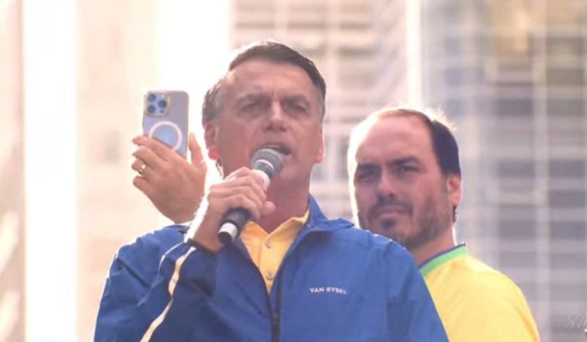 Bolsonaro e o filho Carlos Bolsonaro – Foto: Reprodução/ND