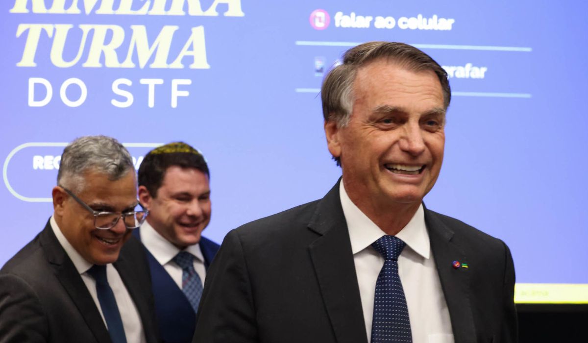 Mensagens de Bolsonaro e Michelle são compartilhadas nas redes