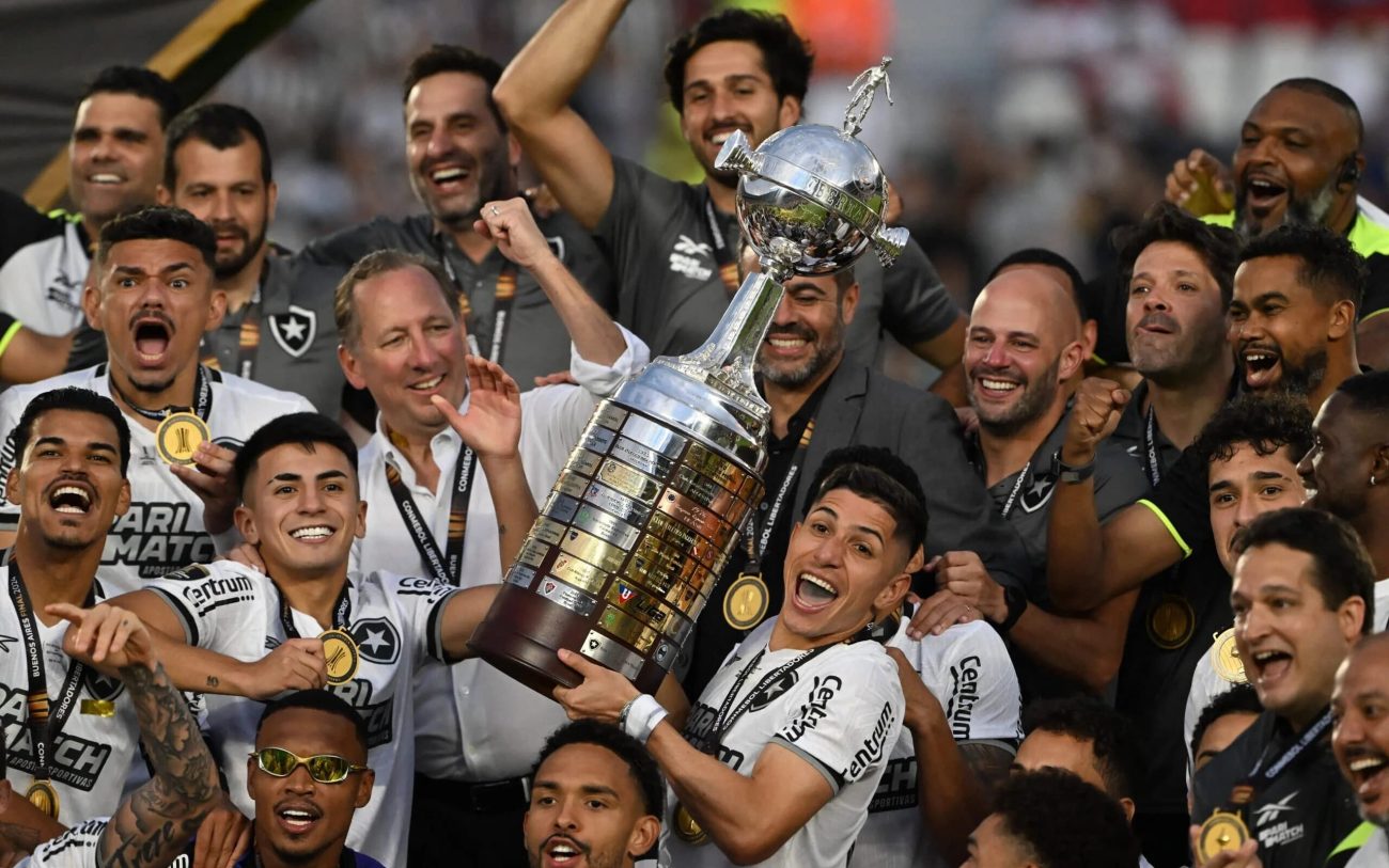 Elenco do Botafogo comemorando o título inédito da Libertadores