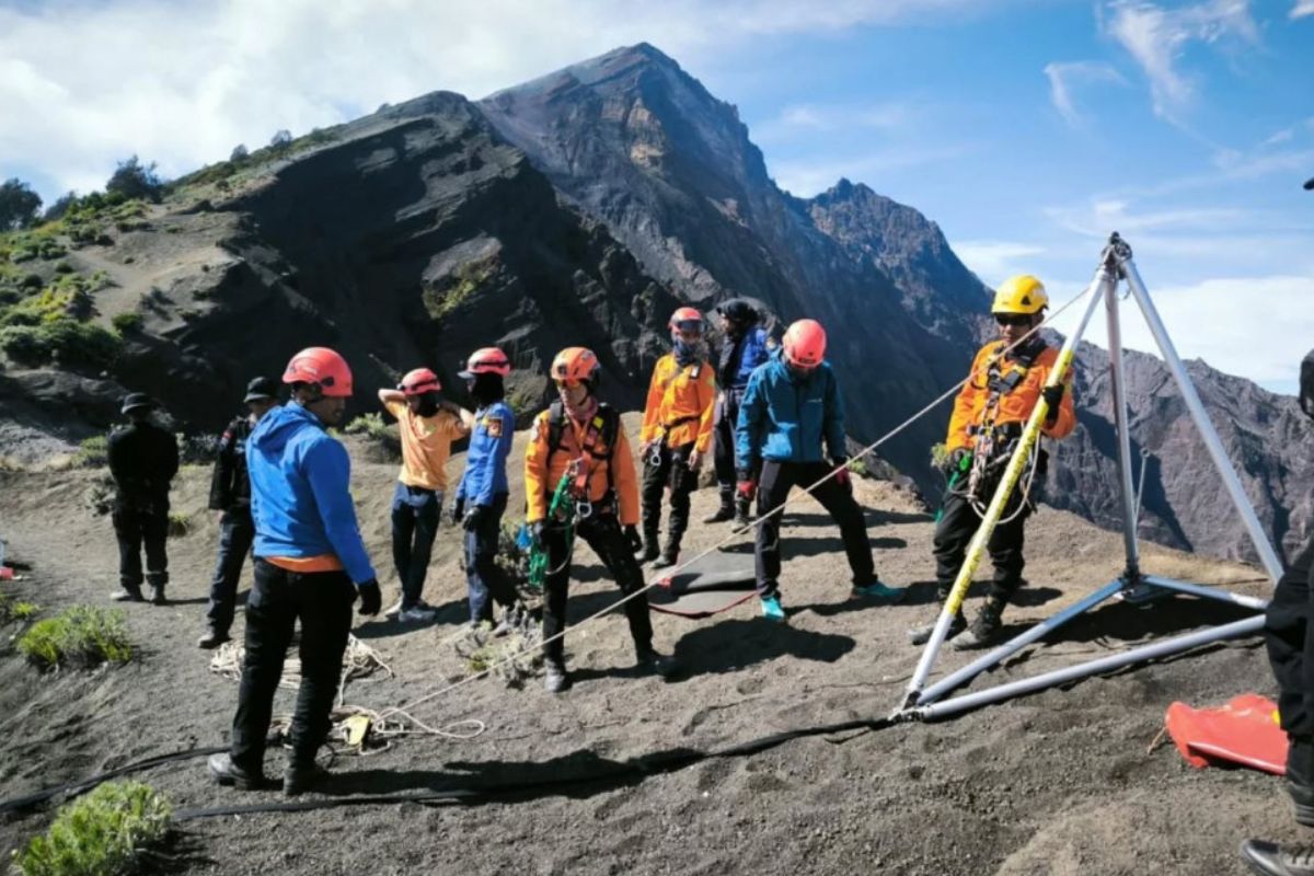 Brasileira caiu em local íngreme e de difícil acesso na encosta do Rinjani, vulcão que possui 3,7 mil metros de altura - Divulgação/Mount Rinjani National Park/ND
