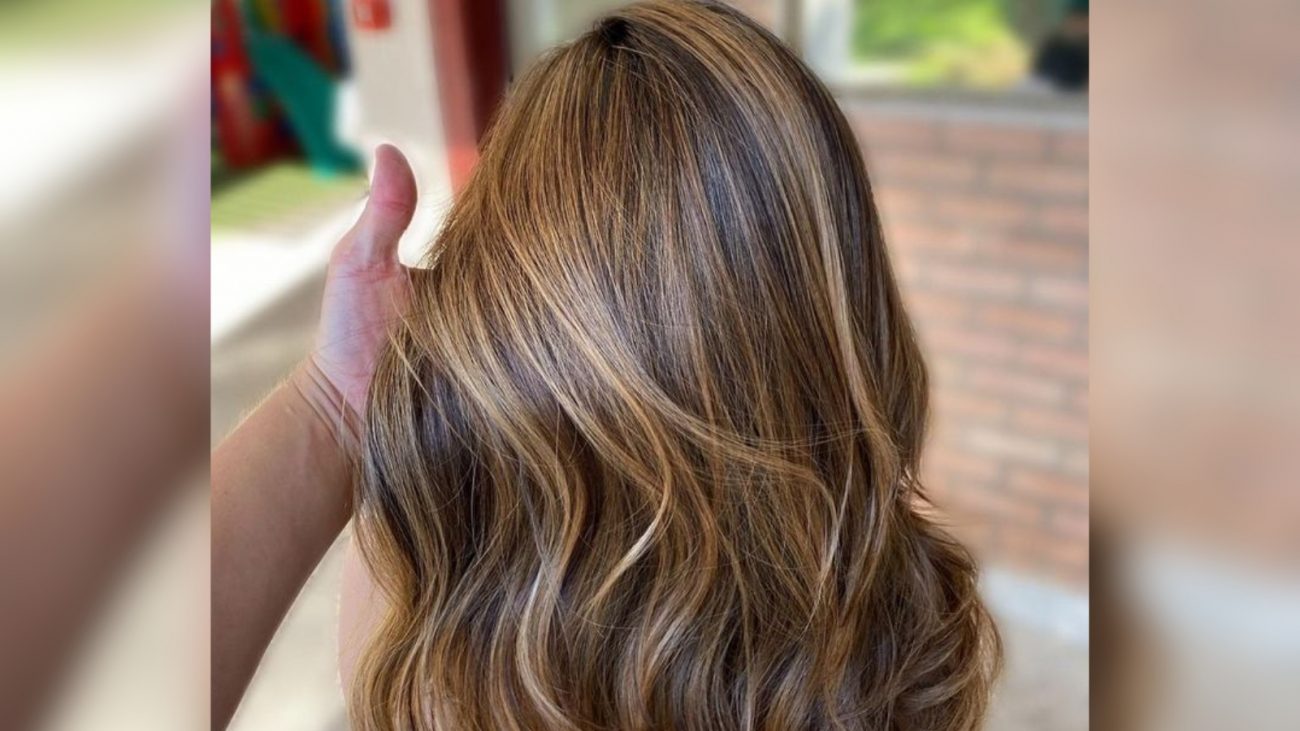 Imagem de mulher com luzes no cabelo