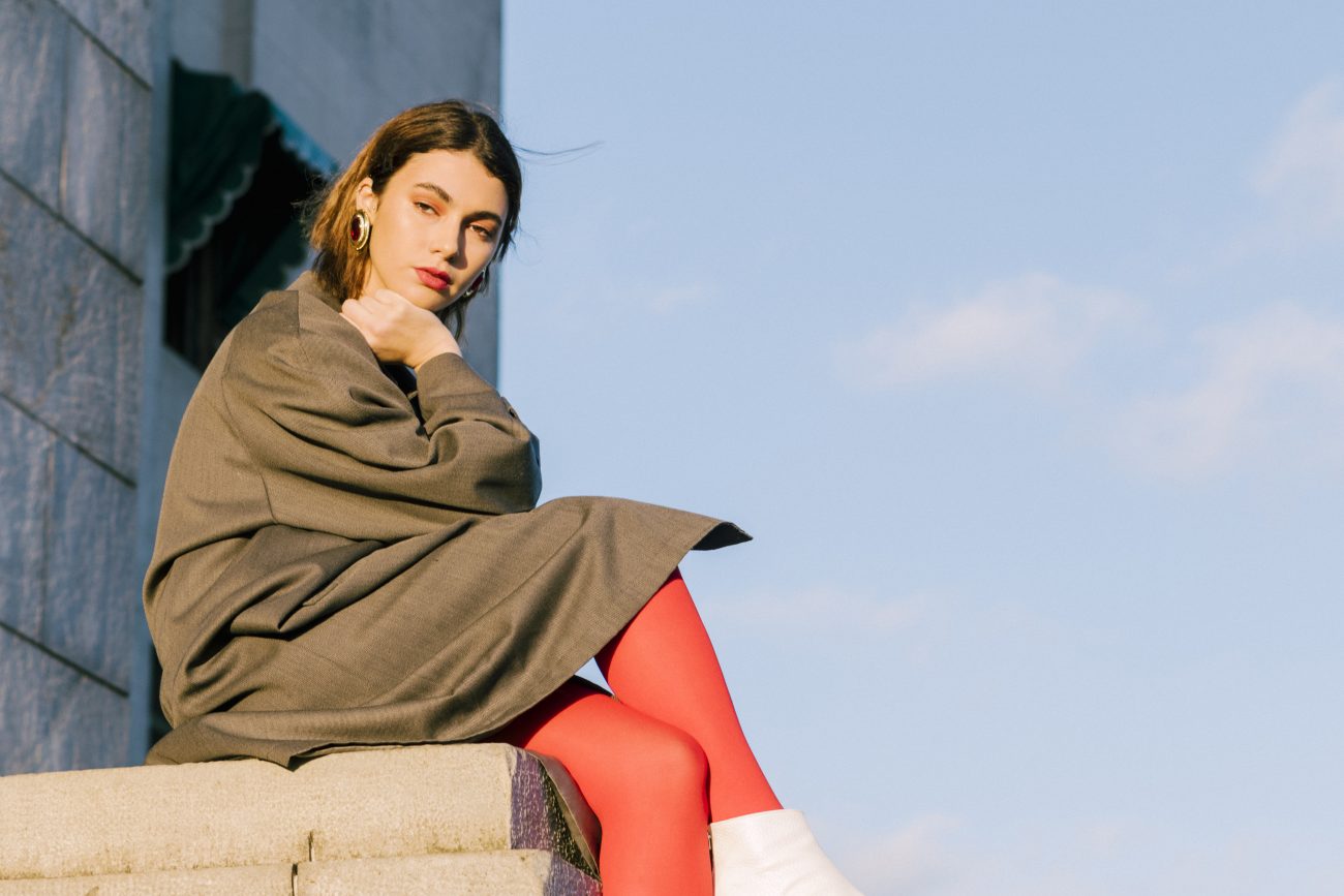 Mulher com um calça legging alaranjada no inverno 