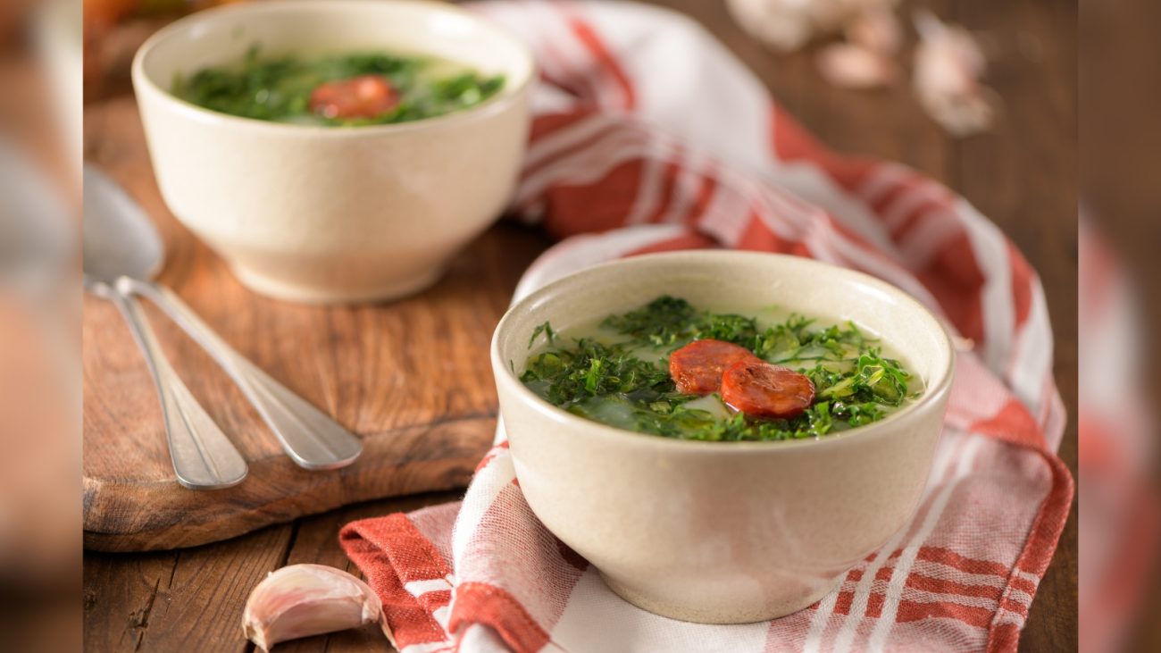 Acompanhado de vinagrete ou patê: para quem gosta de contraste de sabores, o vinagrete traz acidez na medida. E o patê dá ainda mais cremosidade à refeição. - Canva/ND