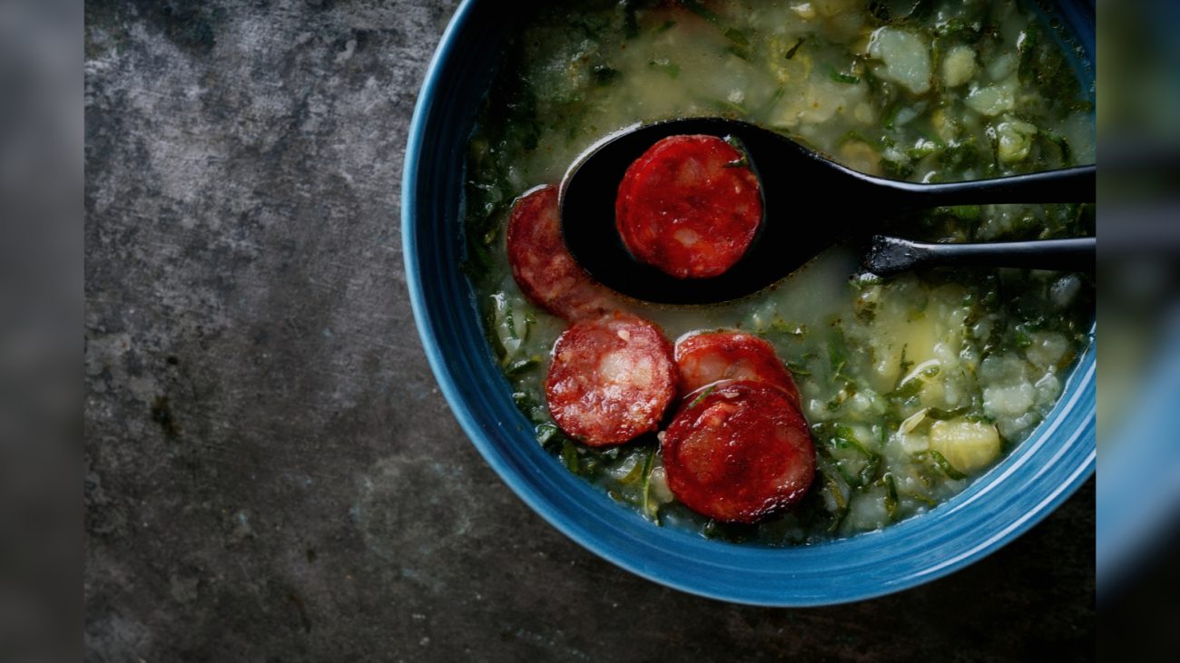 A versão clássica que aquece corpo e alma: batata cremosa, calabresa dourada e bacon crocante. - Canva/ND