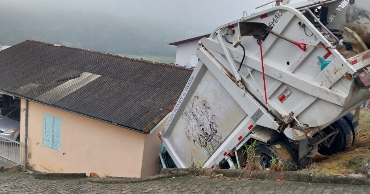 Foto do caminhão de lixo que colidiu em casa de Orleans