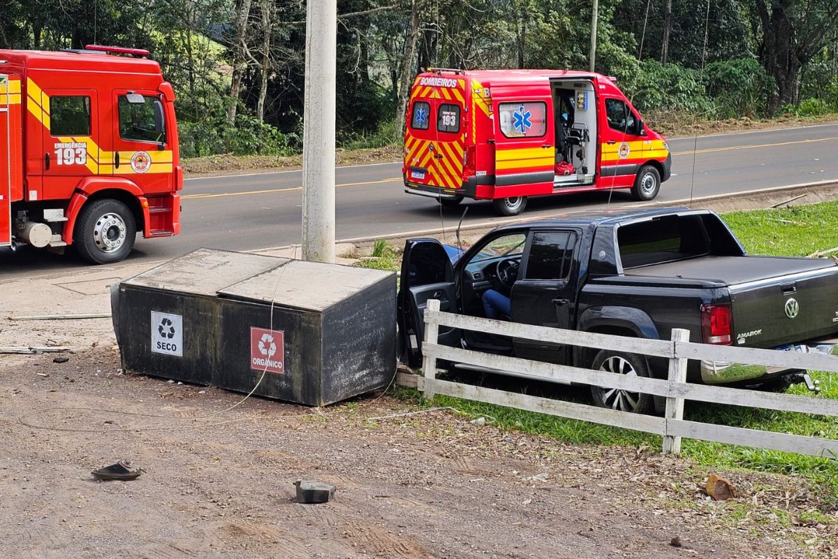 Caminhonete vira armadilha elétrica após bater em poste em SC; entenda