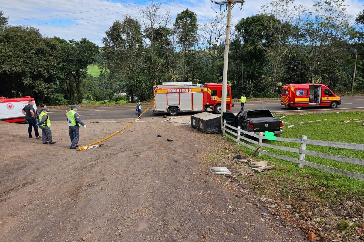 Caminhonete vira armadilha elétrica após bater em poste em SC; entenda