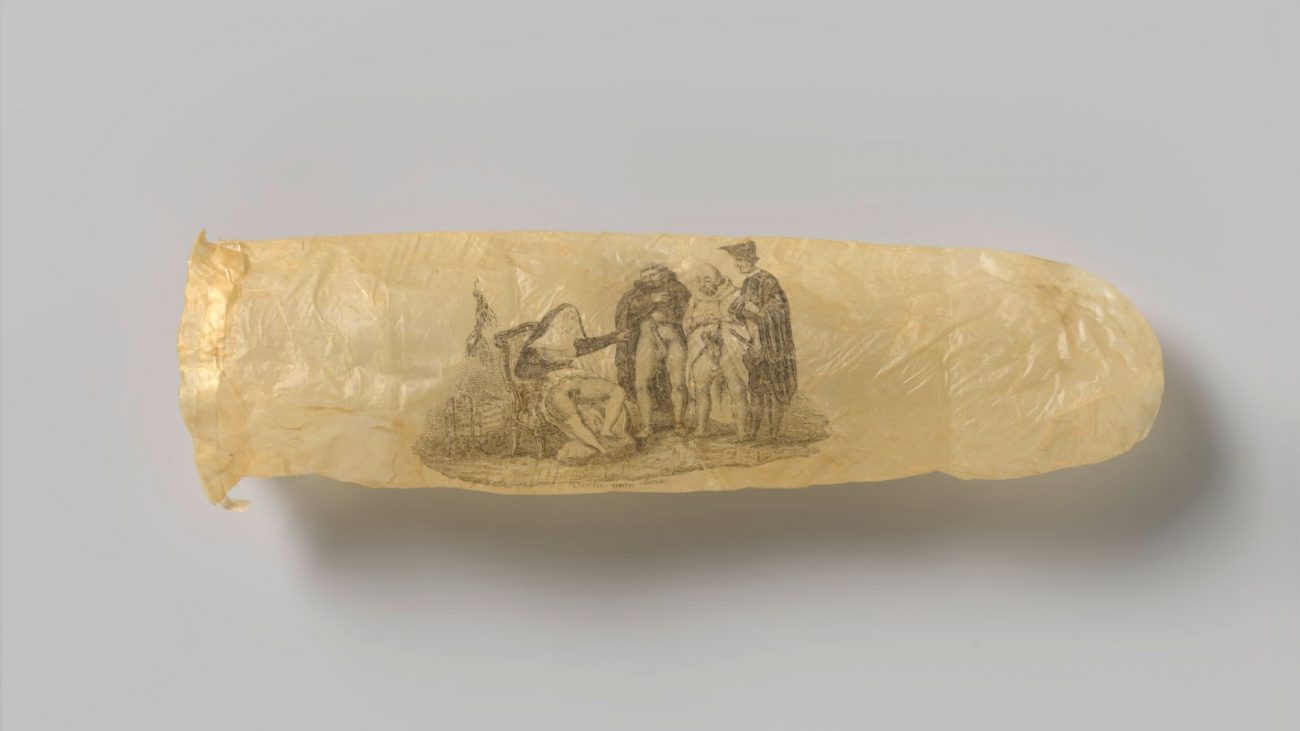 Camisinha de quase 200 anos com estampa erótica está exposta no Rijksmuseum