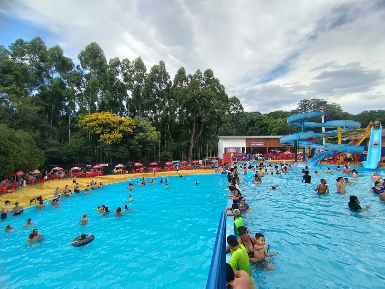 Vista das piscinas e toboáguas do Campeche Parque Aquático - Campeche Parque Aquático/Redes Sociais