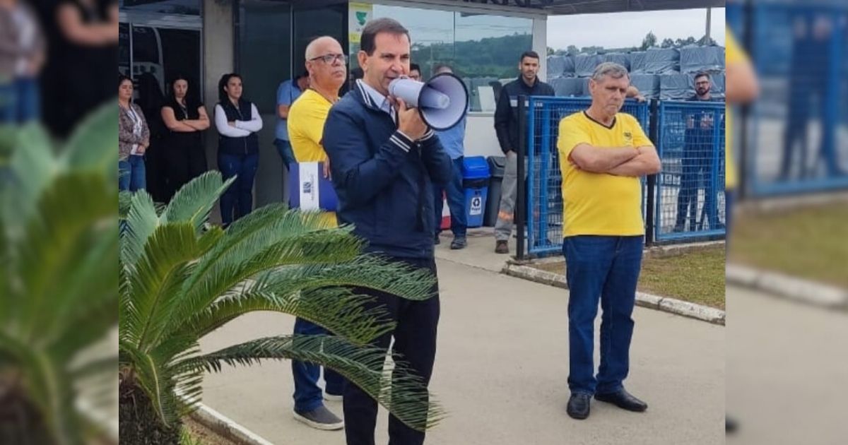 Lideranças do sindicato conversam com trabalhadores de uma cerâmica da região