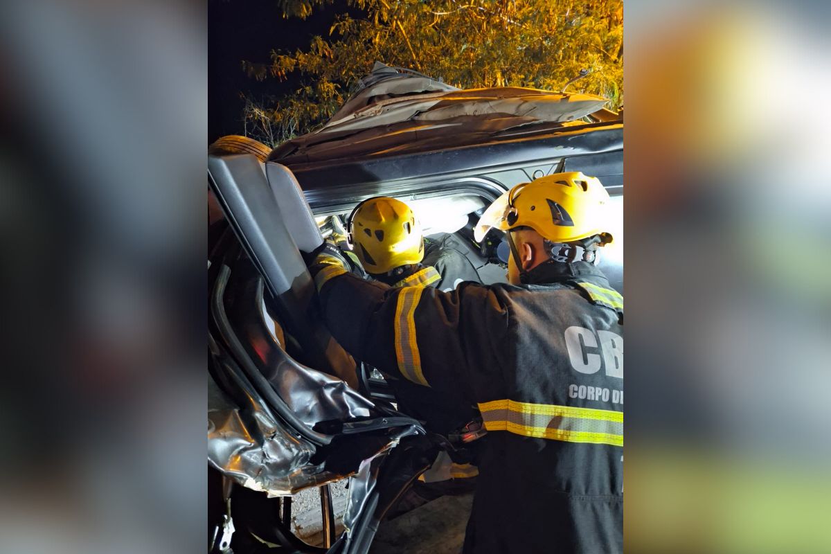 Bombeiros precisaram de ferramentas especiais para resgatar o corpo da motorista - Divulgação/CBMSC/ND