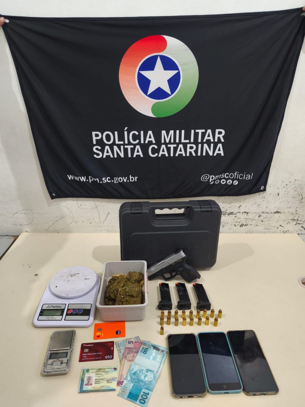Arma e drogas foram apreendidas no local - Reprodução/PMSC/ND