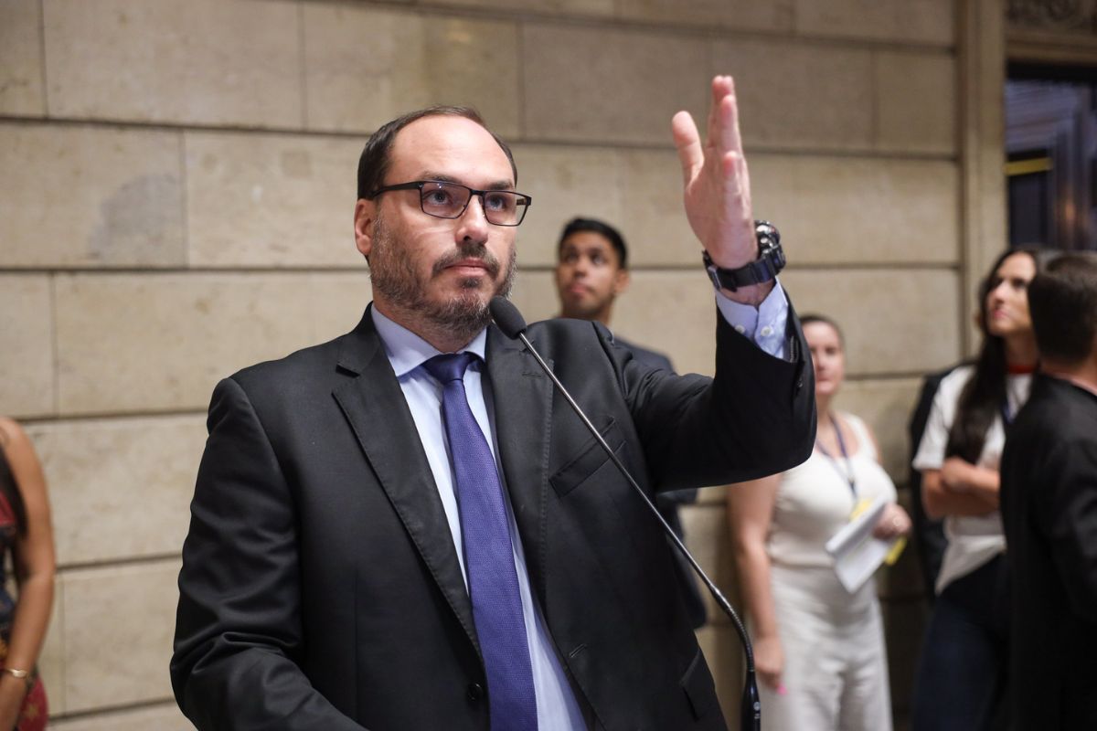 Carlos Bolsonaro deve ser um dos candidatos ao Senado por SC