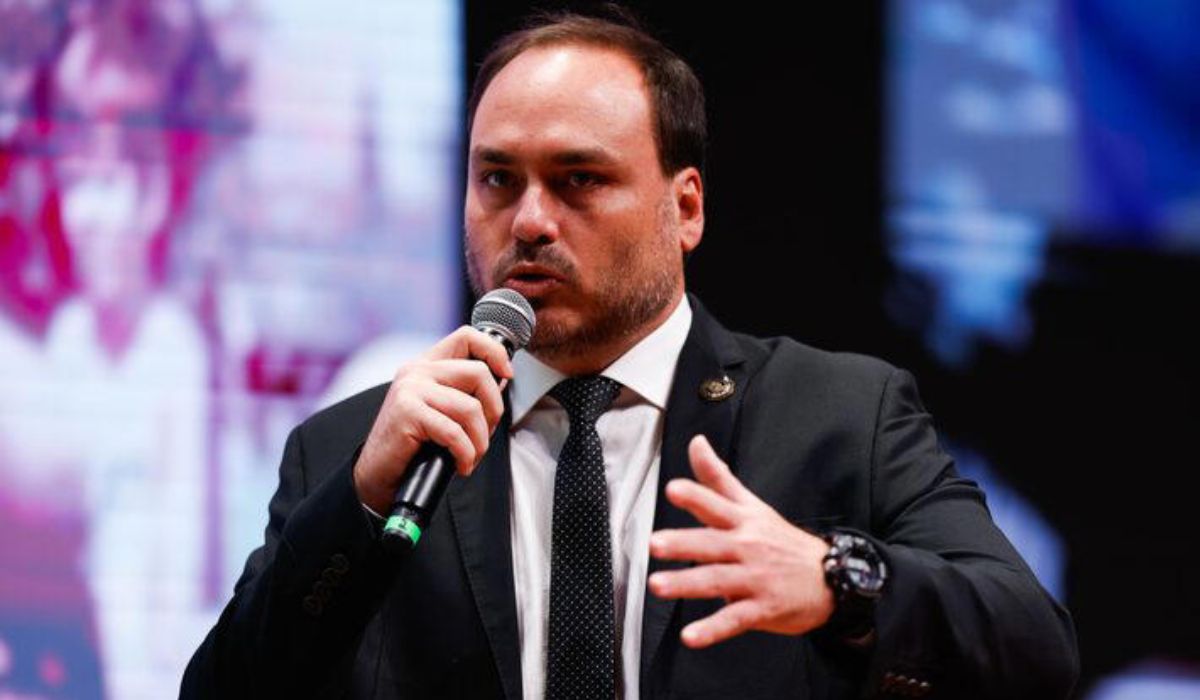 O filho 02 de Bolsonaro disputará o Senado por SC