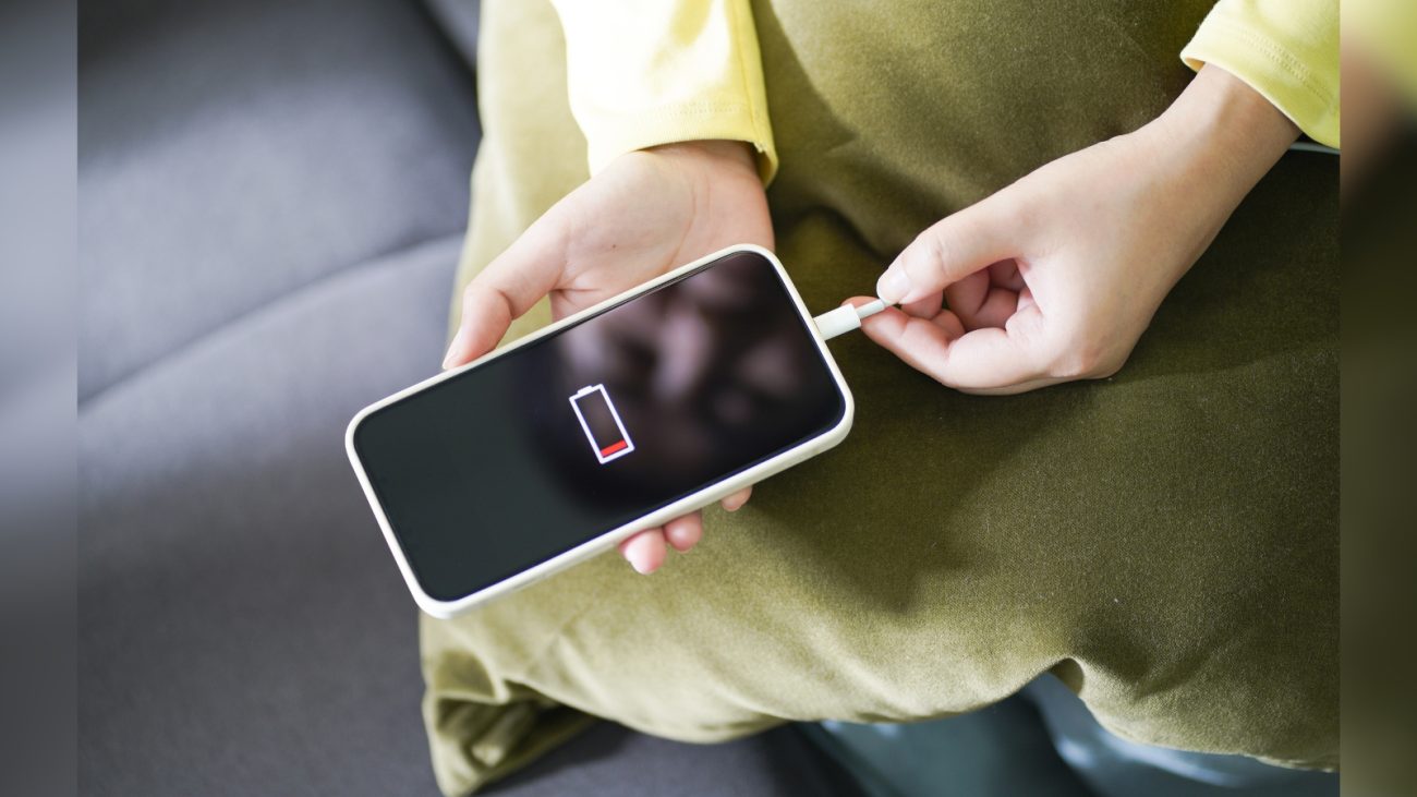 Imagem de pessoa conectando cabo em celular