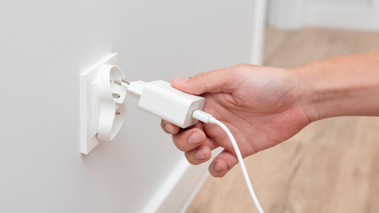 Para a marca chinesa Huawei, a ordem certa é: primeiro na tomada, depois no celular. Isso reduz o impacto de picos de energia. - Canva/ND