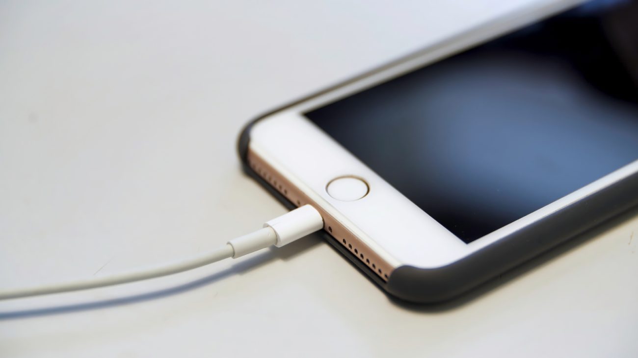 A Apple recomenda usar apenas carregadores originais ou certificados pela marca. Isso evita sobrecarga e superaquecimento. - Canva/ND