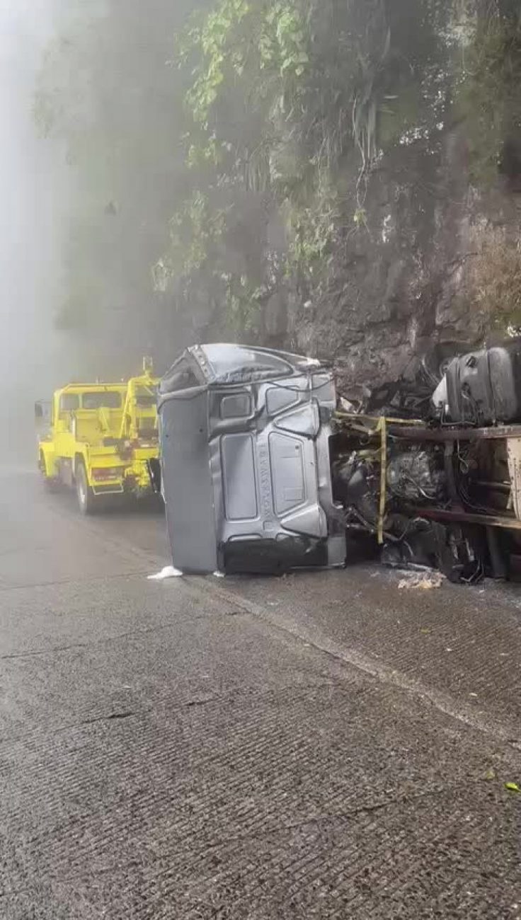 FRAME - Equipes trabalham para desobstruir a via, mas ainda não há previsão de liberação - Divulgação/PMRv/ND