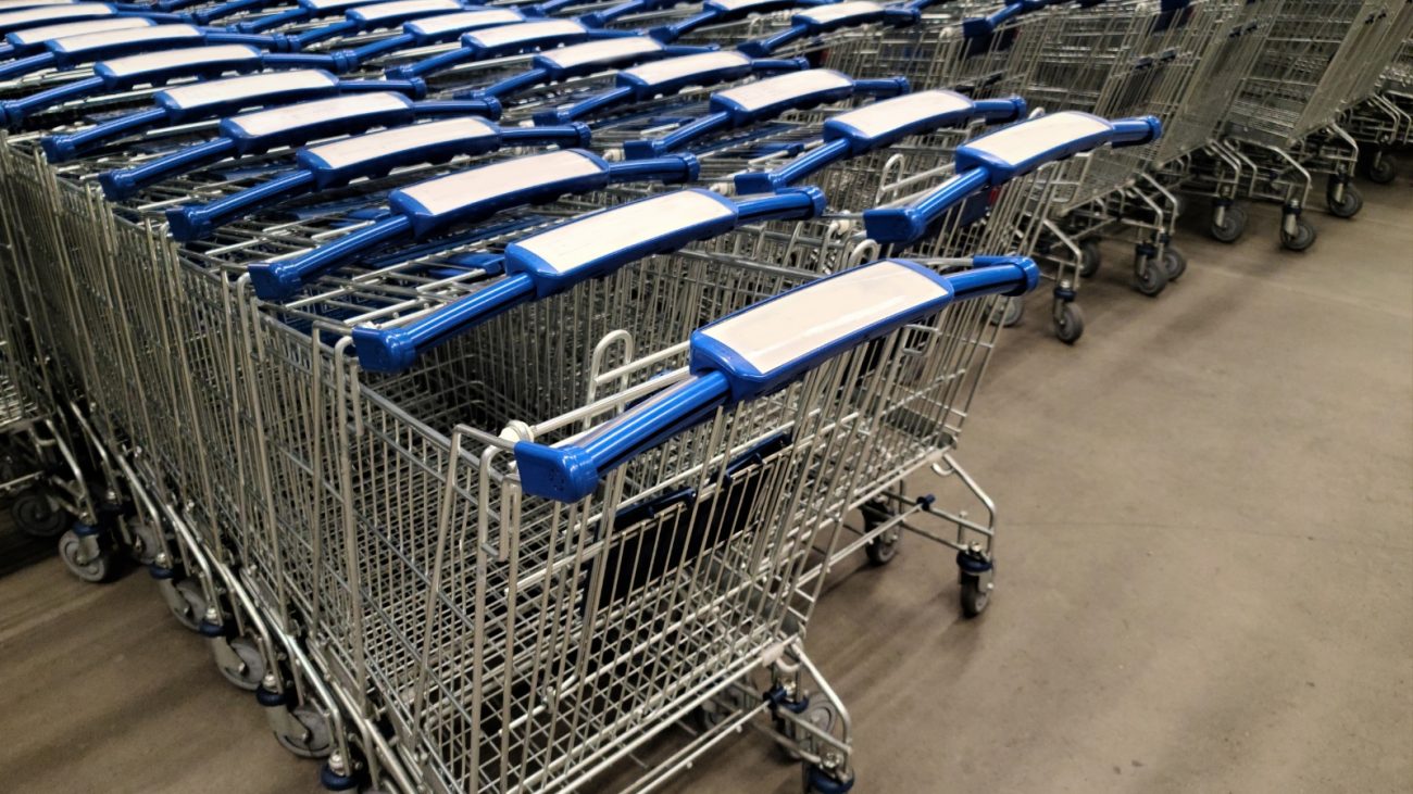 Um carrinho grande pode levar a comprar mais, pois a pessoa não percebe o quanto está comprando - Canva/ND