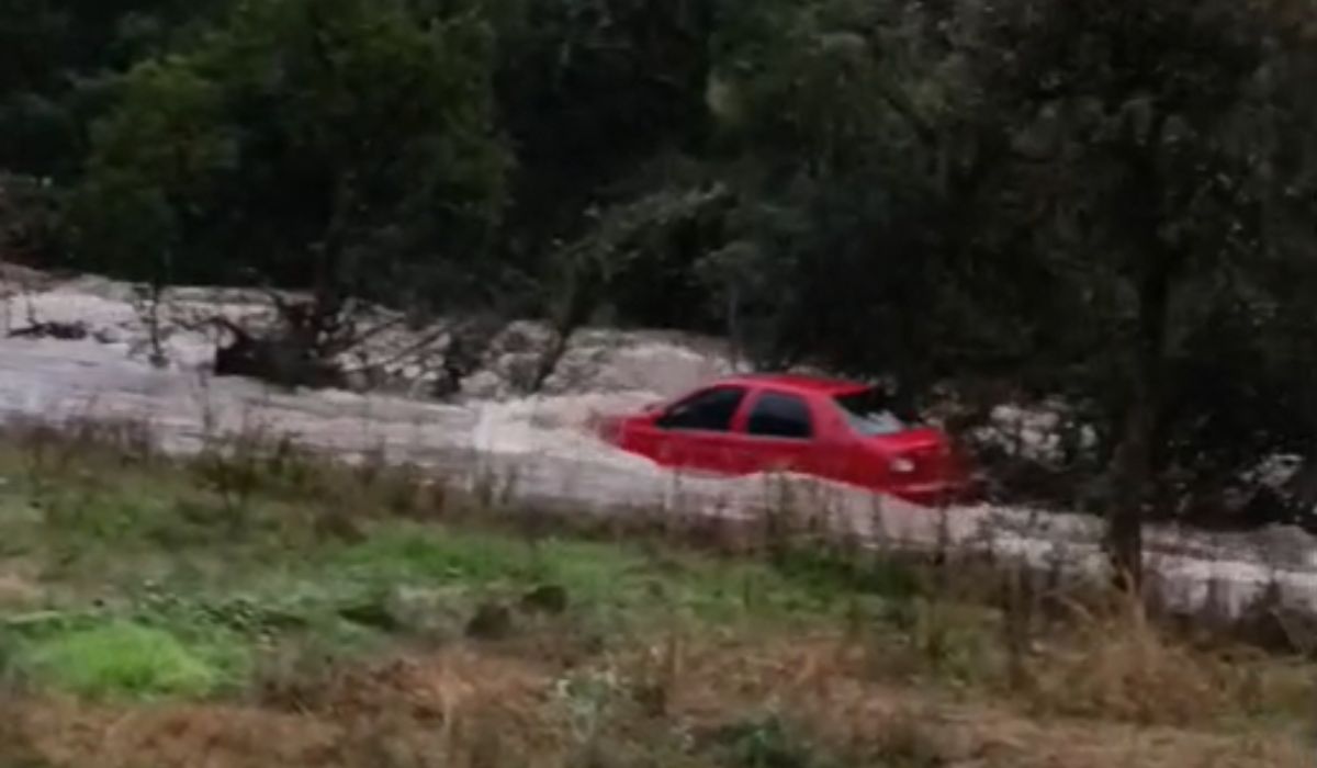 Duas pessoas estavam dentro do carro no momento em que ele foi arrastado para dentro de rio &#8211; Foto: Reprodução/ND
