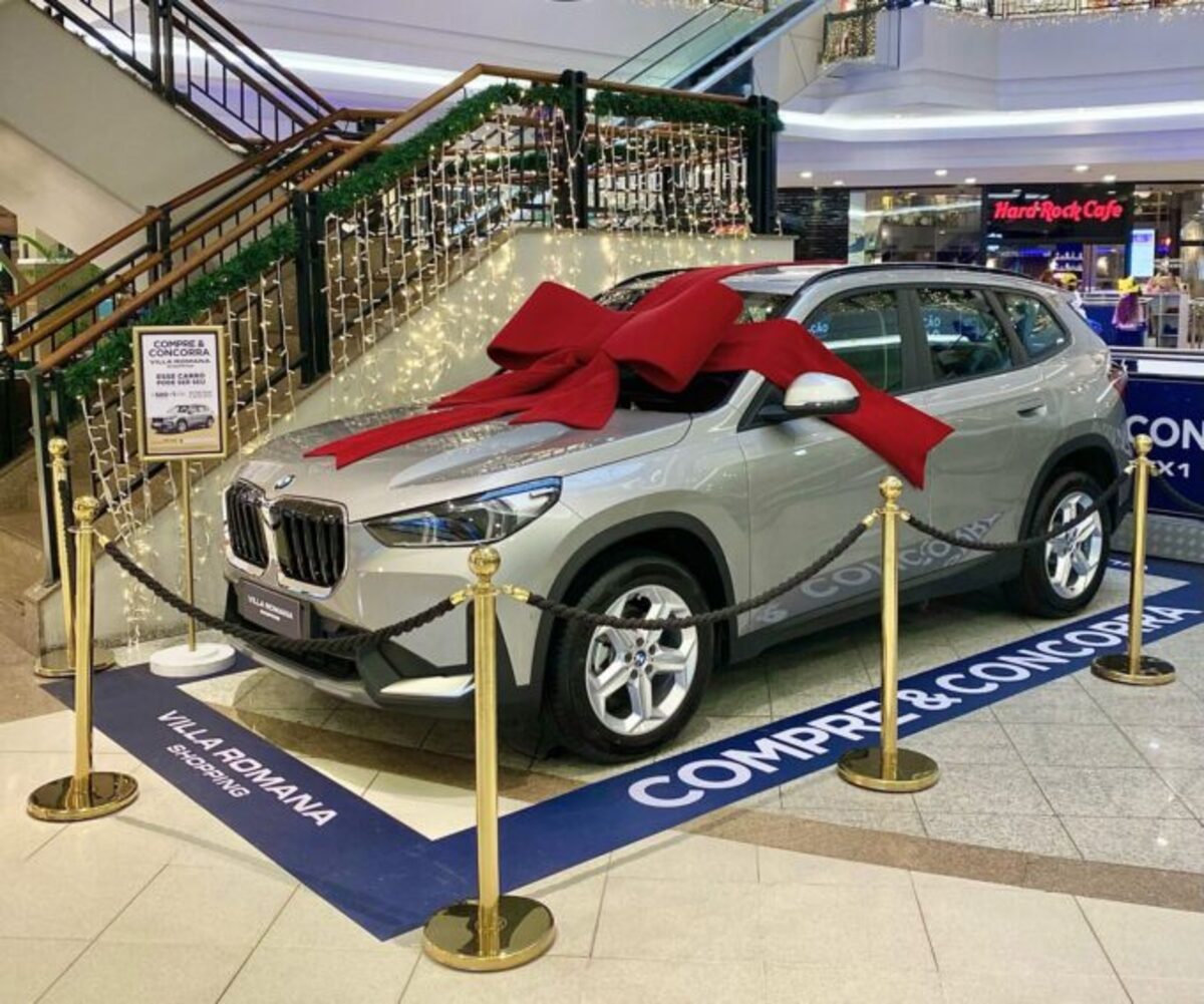 Os carros entram dentro de shopping