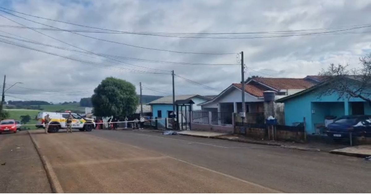 Imagem d e uma rua, cercada e bloqueada pela polícia, para fazer referência ao local em que on crime de assassinado ocorreu