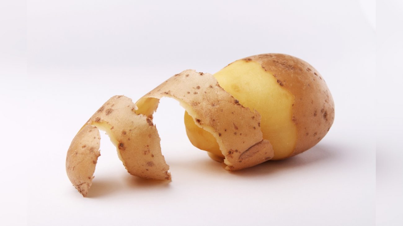 Batata descascada; colocar as cascas de batata no forno 