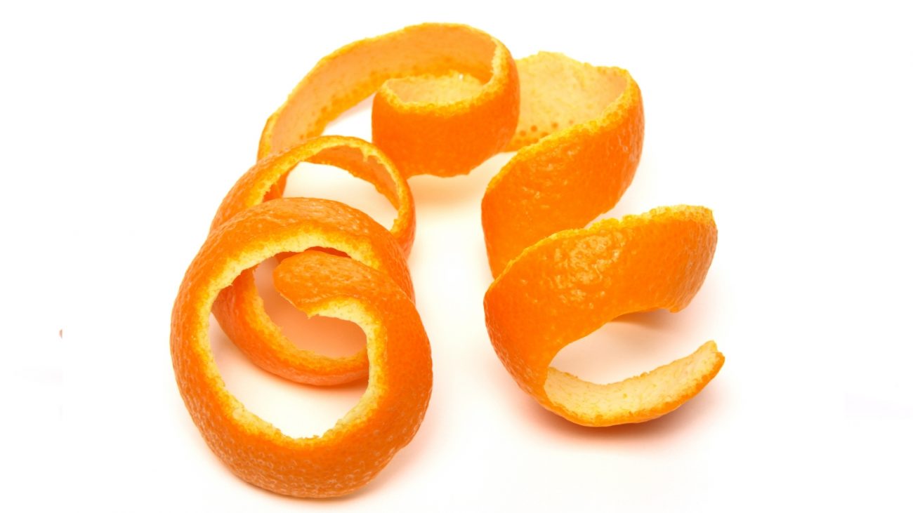 Casca de laranja por trás de fundo branco