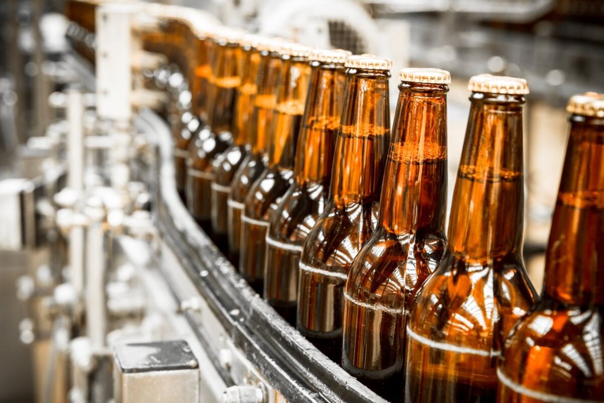 Garrafas de cerveja em indústria