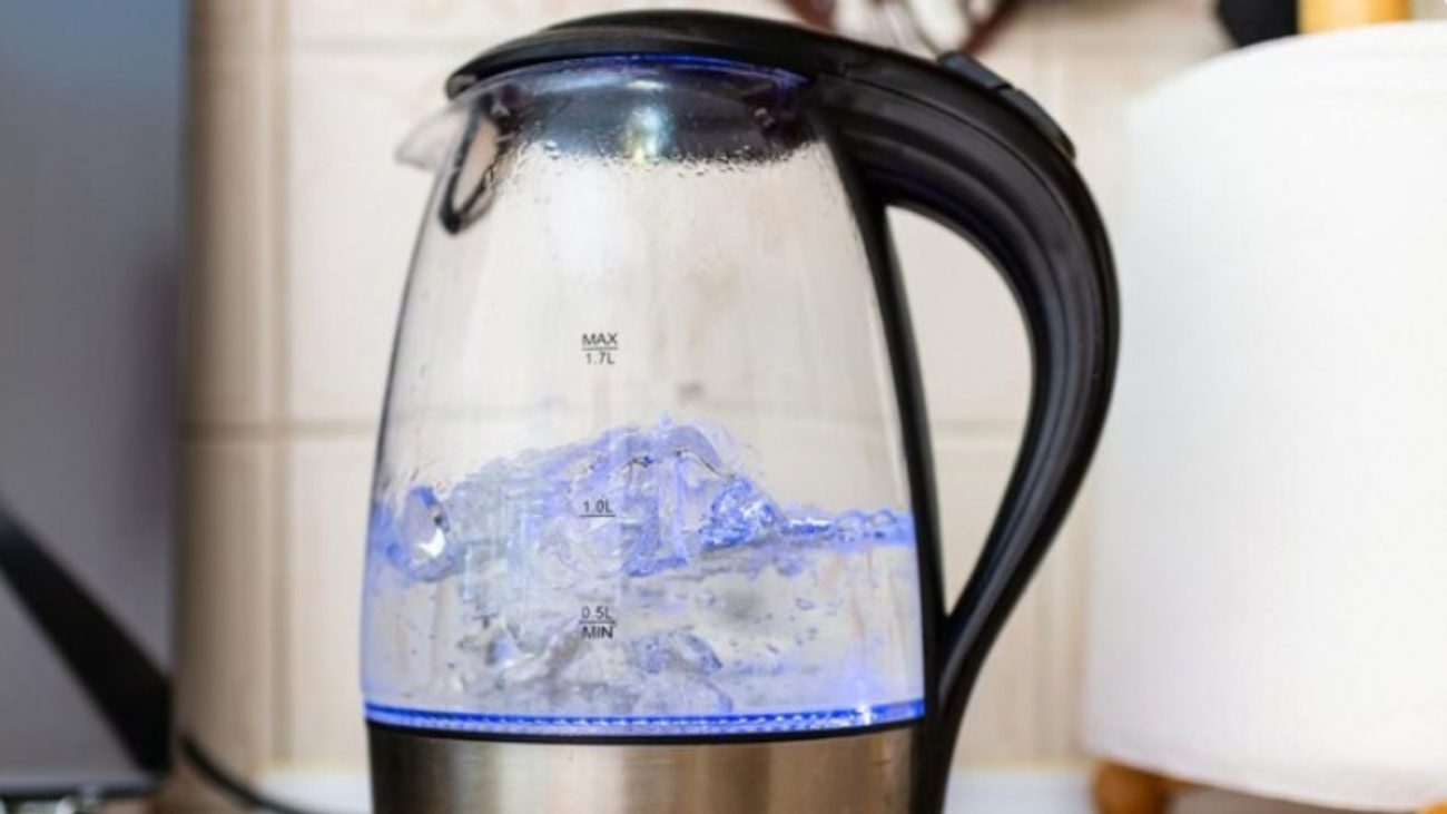 Chaleira &eacute; um dos eletrodom&eacute;sticos que podem ser limpos por uma pastilha de limpar dentadura – Foto: Freepik/ND