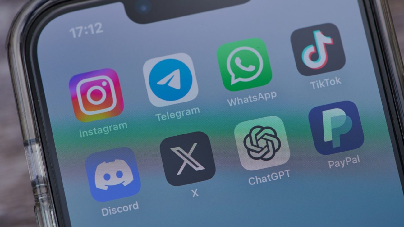 Como usar o ChatGPT no WhatsApp de graça 2 Tela de celular com ícones dos aplicativos Instagram, Telegram, WhatsApp, TikTok, Discord, X, ChatGPT e PayPal, destacando o uso do ChatGPT em dispositivos móveis.