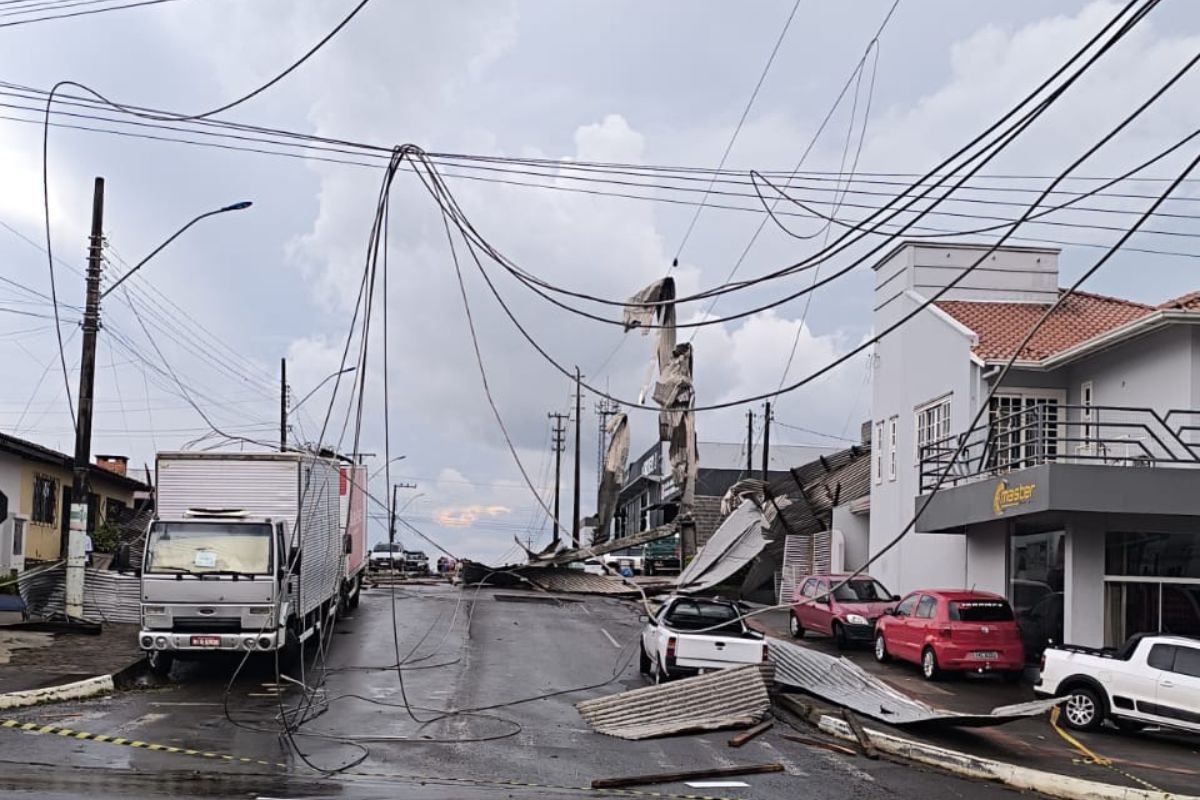 Casas foram destelhadas e postes arrancados – Foto: Defesa Civil/ND
