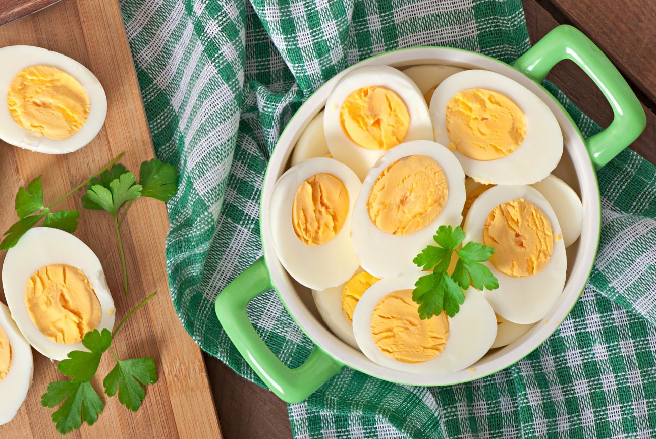 na foto aparece uma tigela com ovos decorada com folhas e a forma de como cozinhar um ovo