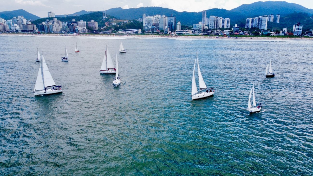 Foto mostra embarcações distribuídas no mar durante Circuito de Regatas Marina Itajaí