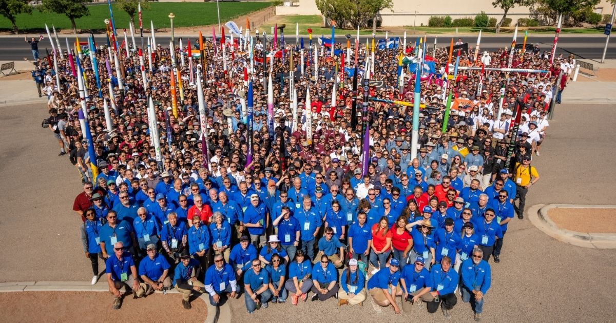 Imagens de várias equipes universitárias, em uma competição mundial de foguetes, para mostrar para os leitores como é o evento 