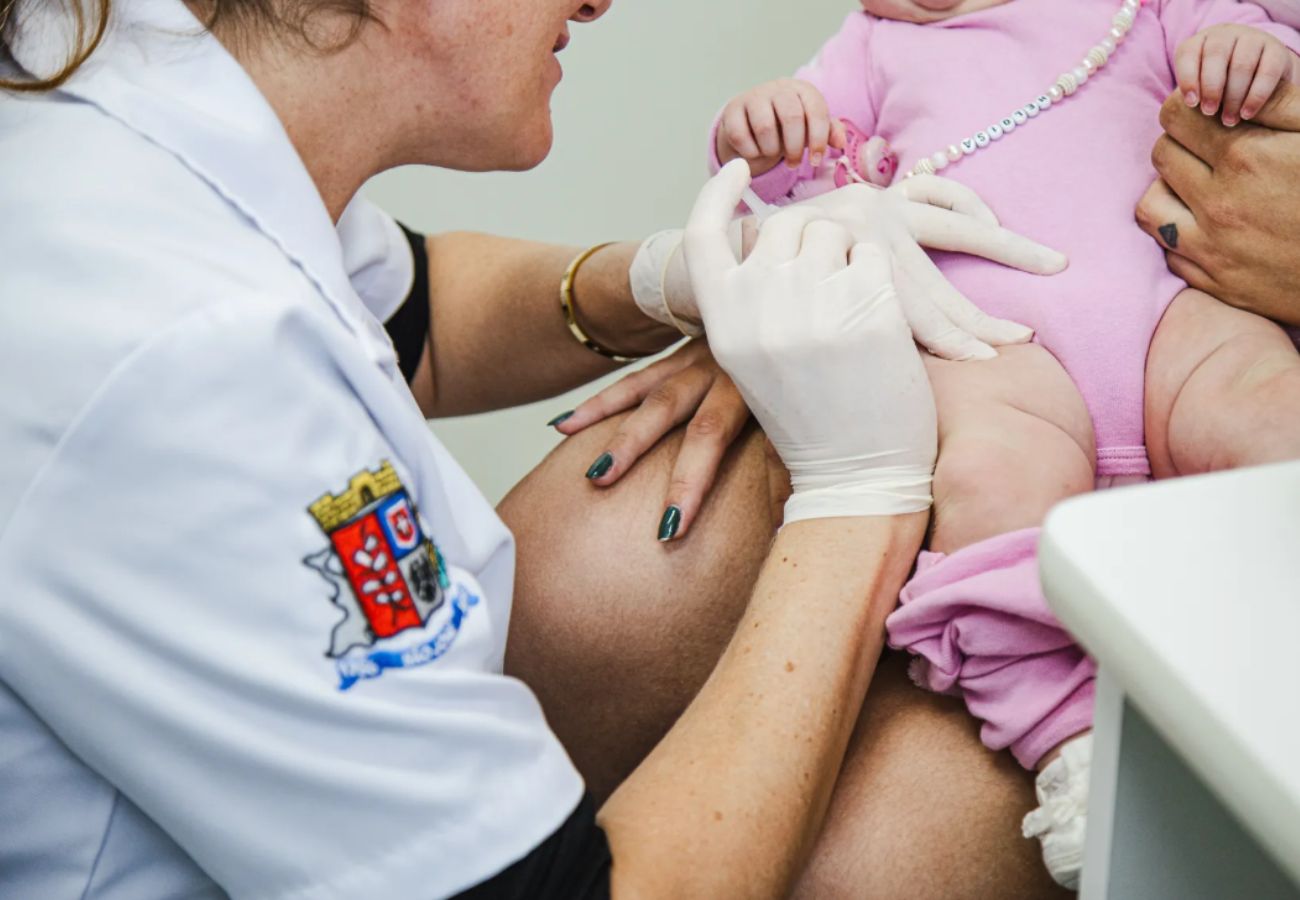 Profissional de Saúde de São José vacinando um bebê
