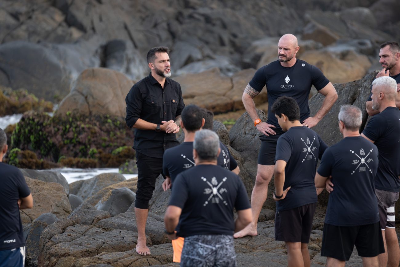 Na imagem, vários homens estão reunidos em uma imersão de cura emocional. Conteúdo sobre o Quinto Elemento de Kadu Molina